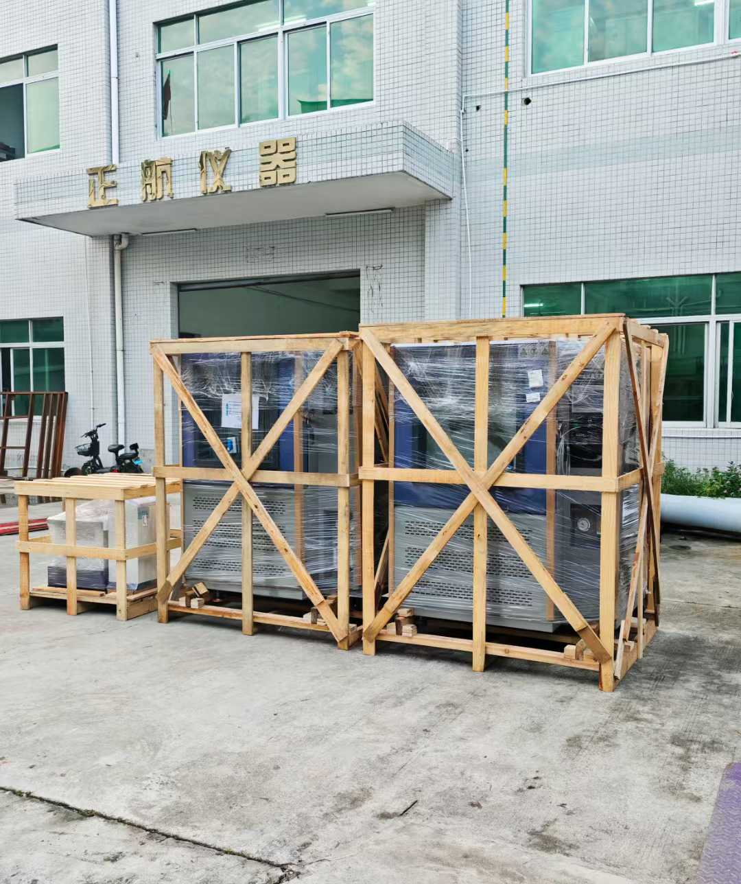 防塵和防水試驗箱、電磁振動臺，3臺發貨山